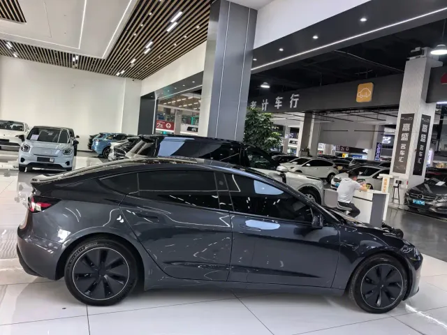 Tesla Model 3 — Фото автомобиля 18