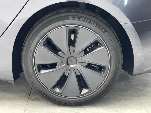 Tesla Model 3 — Фото автомобиля 19