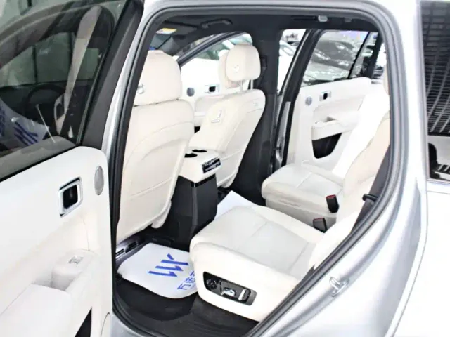 Li Auto L8 — Фото автомобиля 10