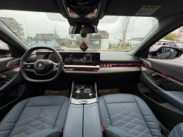 BMW 5 Series — Фото автомобиля 10