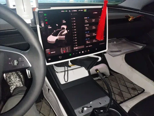 Tesla Model 3 — Фото автомобиля 9