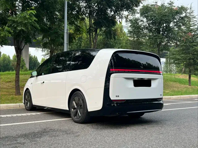 Li Auto MEGA — Фото автомобиля 10