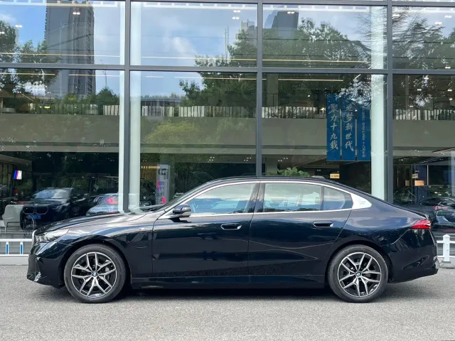 BMW i5 — Фото автомобиля 6