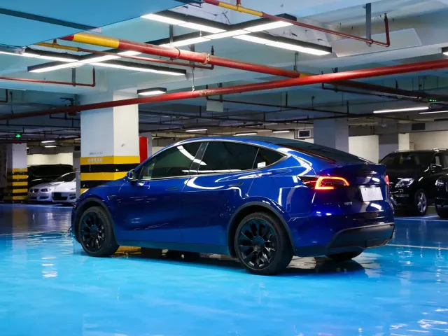 Tesla Model Y — Фото автомобиля 3