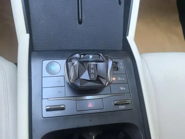 BYD Qin L — Фото автомобиля 16