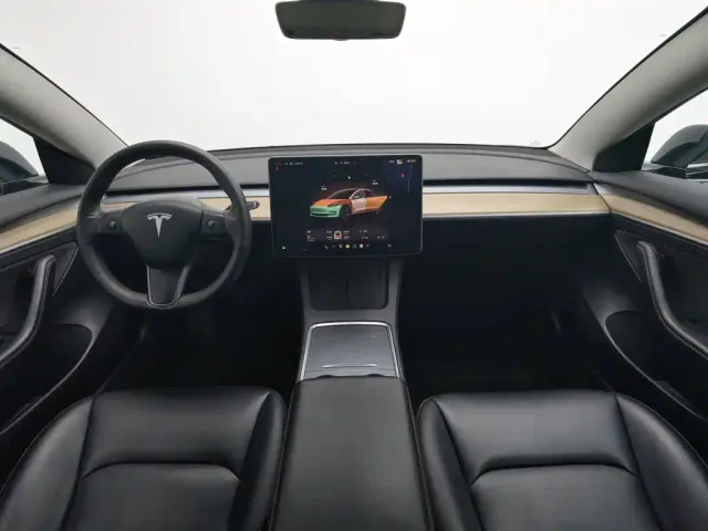 Tesla Model 3 — Фото автомобиля 5