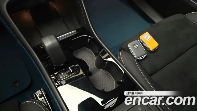 Вольво XC40 — Фото автомобиля 9