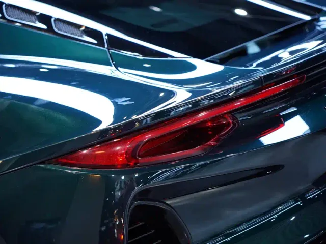 Lotus Emira — Фото автомобиля 8