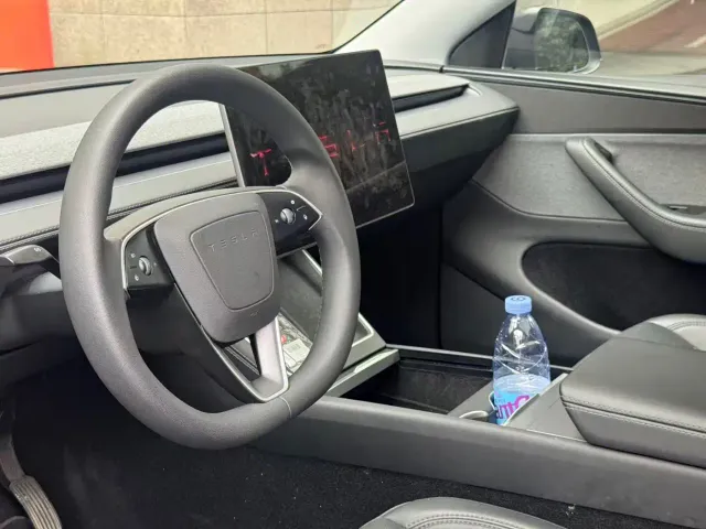Tesla Model Y — Фото автомобиля 5