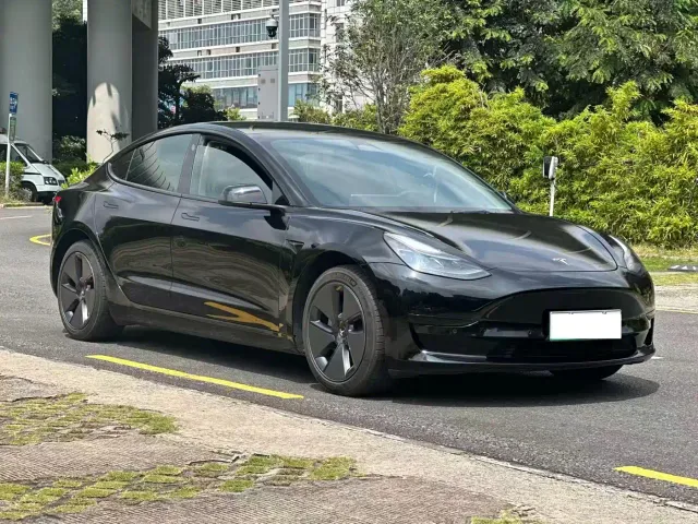 Tesla Model 3 — Фото автомобиля 3