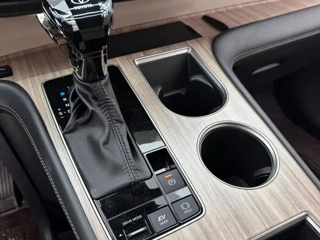 Toyota Sienna — Фото автомобиля 15