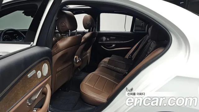 Mercedes-Benz E-Class — Фото автомобиля 12