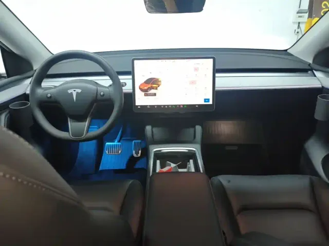 Tesla Model Y — Фото автомобиля 9
