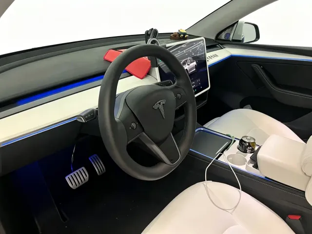 Tesla Model Y — Фото автомобиля 4
