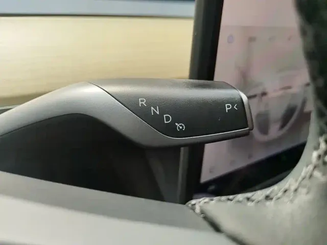 Tesla Model Y — Фото автомобиля 9