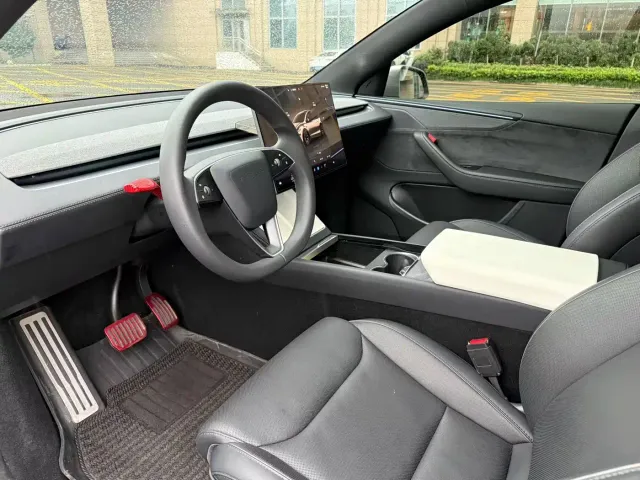 Tesla Model Y L — Фото автомобиля 4
