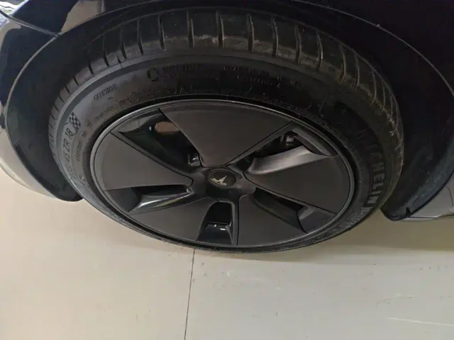 Tesla Model 3 — Фото автомобиля 22