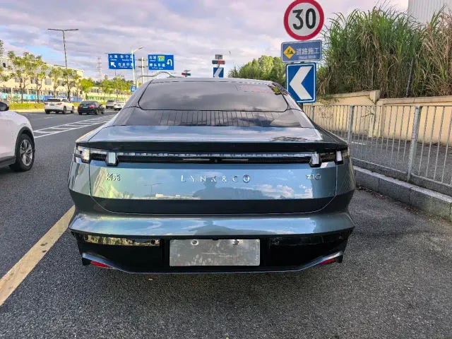 Lynk & Co Z10 — Фото автомобиля 8