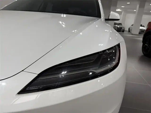 Tesla Model 3 — Фото автомобиля 10