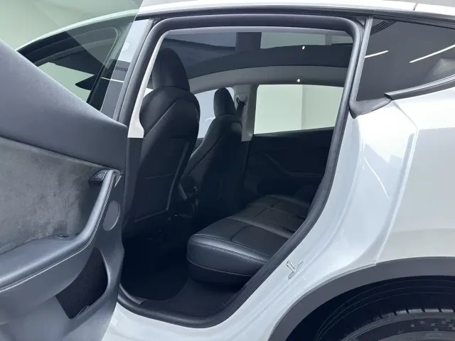 Tesla Model Y — Фото автомобиля 16