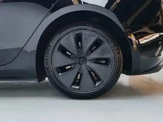 Tesla Model 3 — Фото автомобиля 13