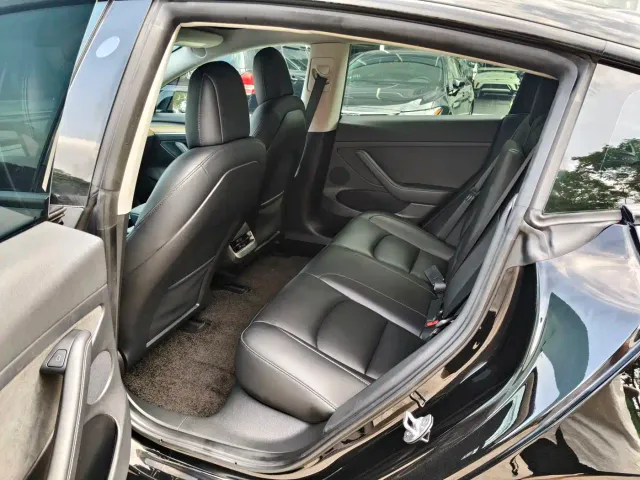 Tesla Model 3 — Фото автомобиля 5