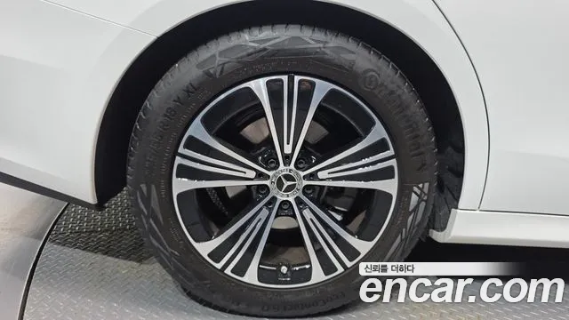 Mercedes-Benz E-Class — Фото автомобиля 5
