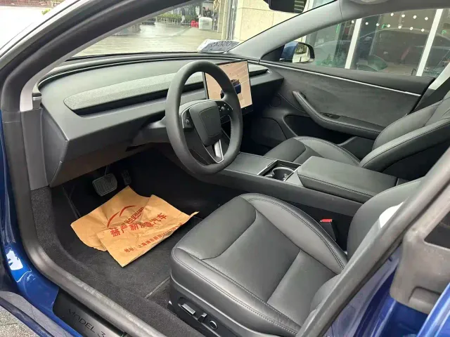 Tesla Model 3 — Фото автомобиля 6