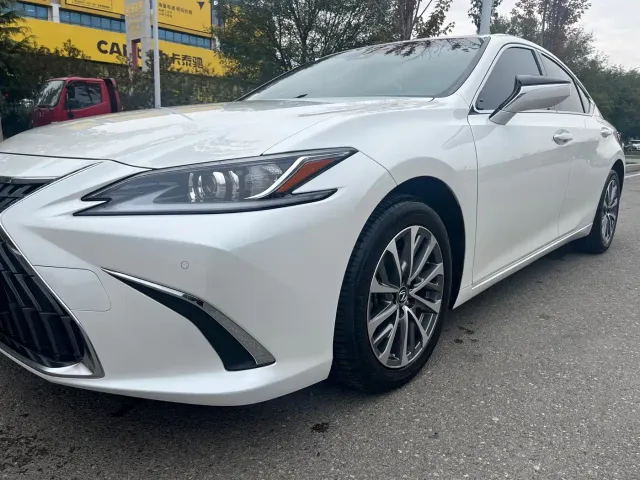 Lexus ES — Фото автомобиля 4