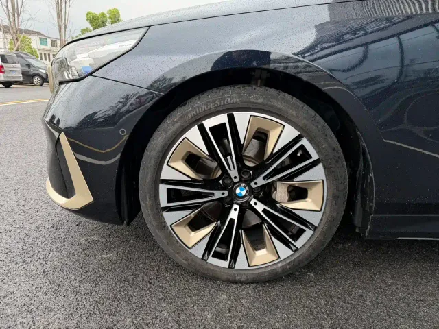 BMW 5 Series — Фото автомобиля 17