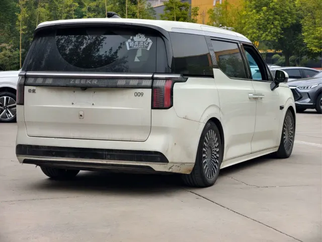 Zeekr 009 — Фото автомобиля 4