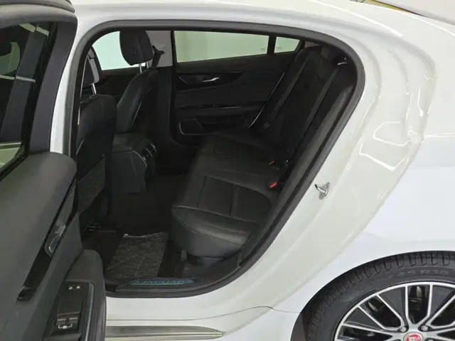 Jaguar XEL — Фото автомобиля 11
