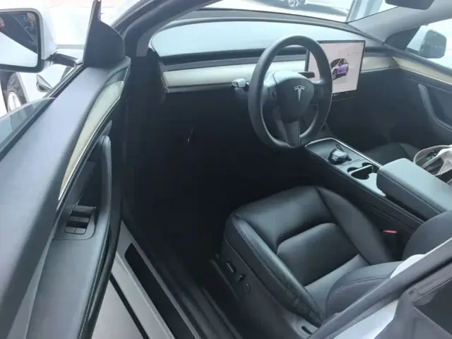 Tesla Model Y — Фото автомобиля 15