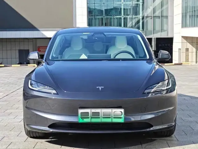 Tesla Model 3 — Фото автомобиля 2