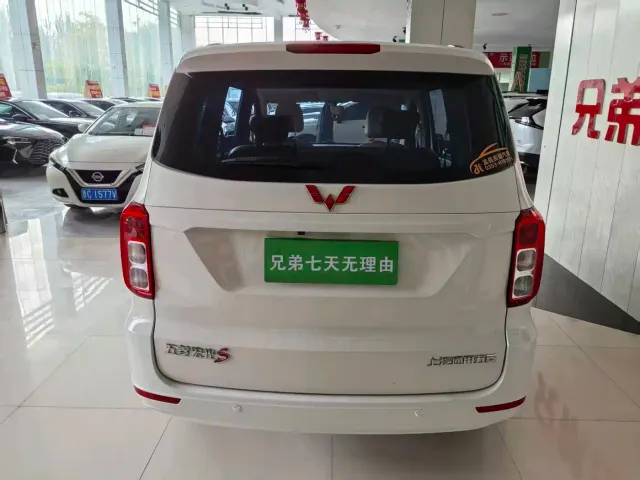 Wuling Hongguang — Фото автомобиля 11