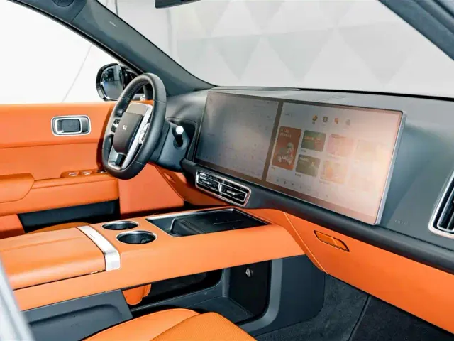 Li Auto L8 — Фото автомобиля 17