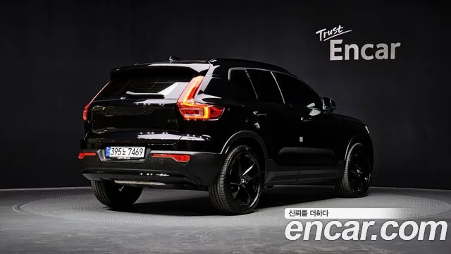 Вольво XC40 B4 Black Edition — Фото автомобиля 2