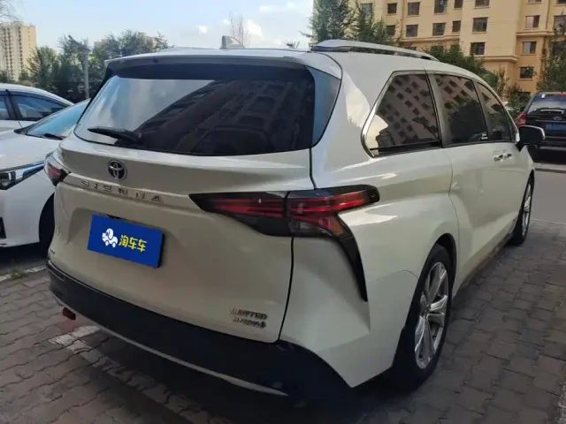 Toyota Sienna — Фото автомобиля 3