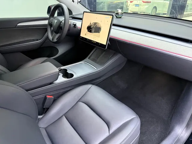 Tesla Model Y — Фото автомобиля 14