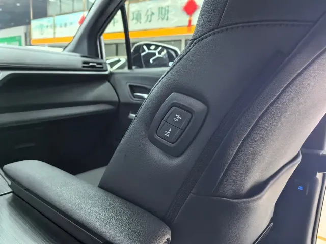 Toyota Sienna — Фото автомобиля 16