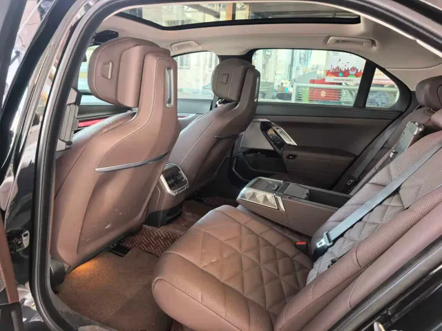 BMW i7 — Фото автомобиля 6