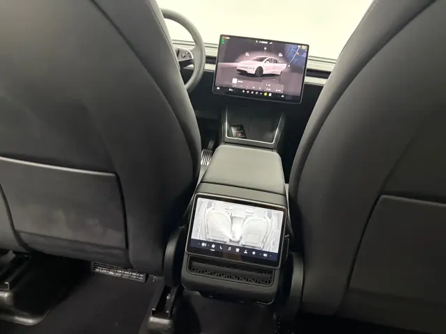 Tesla Model Y — Фото автомобиля 16
