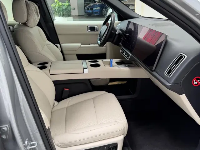 Li Auto L8 — Фото автомобиля 10