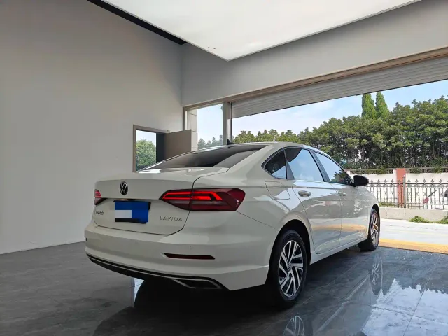 Volkswagen Lavida — Фото автомобиля 4