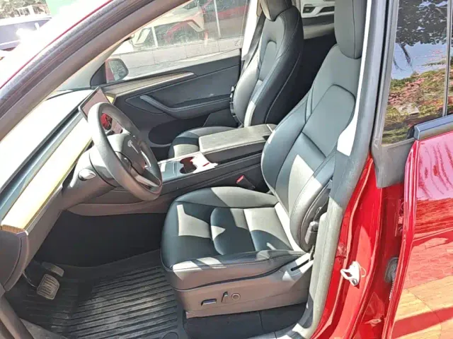 Tesla Model Y — Фото автомобиля 14
