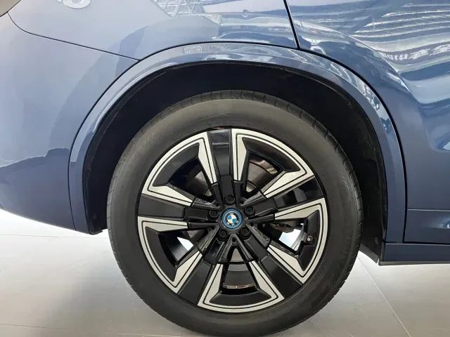 BMW iX3 — Фото автомобиля 12