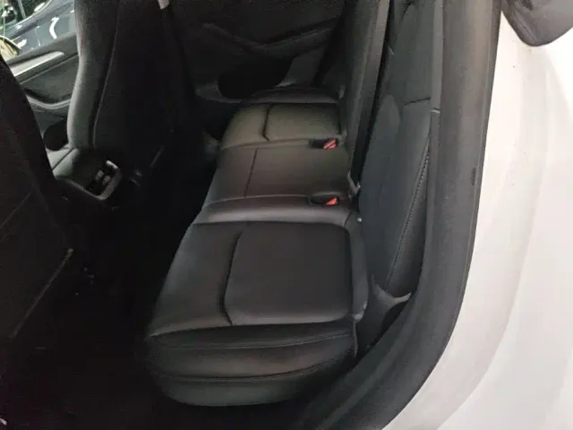 Tesla Model Y — Фото автомобиля 16