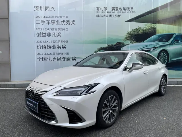 Фотография автомобиля — Lexus ES