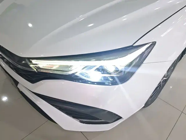Roewe i5 — Фото автомобиля 23