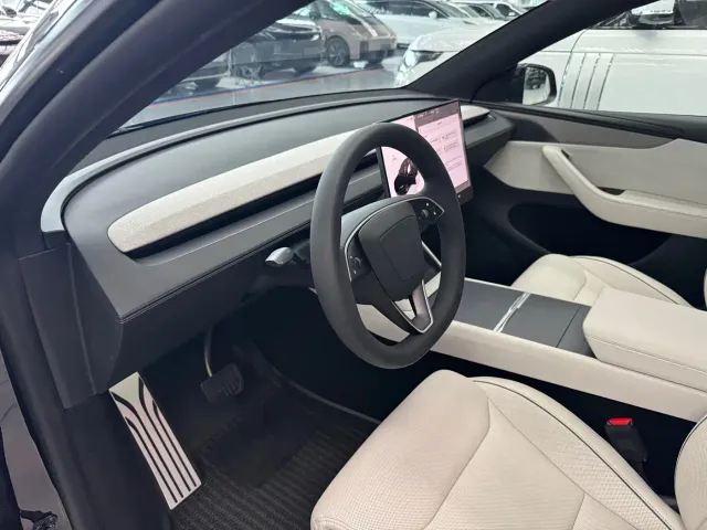 Tesla Model Y L — Фото автомобиля 11